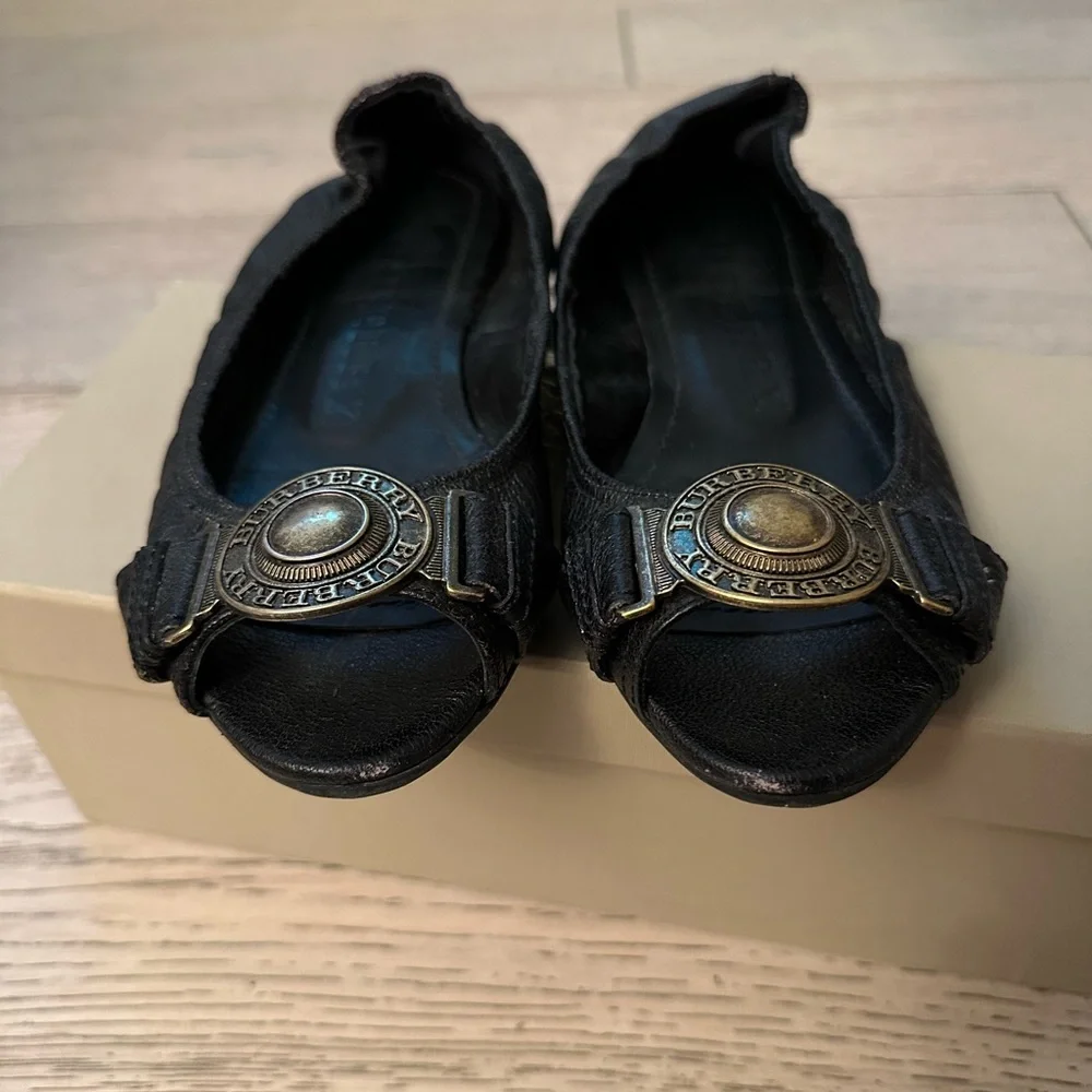 BURBERRY BLACK MEDALLION LOGO PEEP TOE LEATHER FLATS MADE IN ITALY SIZE 37 / 7 - Picture 6 of 12